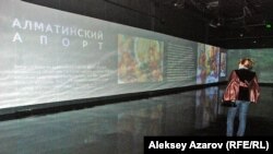 Посетительница выставки «Алматы — это мы», на которой можно узнать информацию и о яблоках алматинский апорт. Алматы, 30 сентября 2015 года. 
