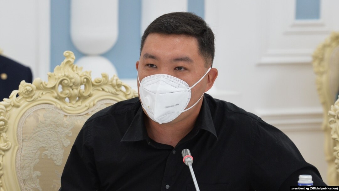 Эркин Рыскулбеков коронавируска каршы күрөшүүдөгү ыктыярчылар менен президенттин жолугушуусунда. Июль, 2020-жыл.