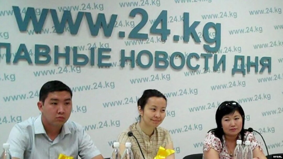 “Биримдик! Сабырдуулук! Ынтымак!” акциясынын уюштуруучулары маалымат жыйынында, 22-июль 2010-жыл