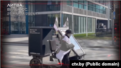 Скрыншот відэа праграмы прапагандыста Рамана Пратасевіча на дзяржаўным тэлеканале СТБ з кадрамі, якія зьнялі студэнты-ўкраінцы на сьвяткаваньні Дня Волі ў Вільні