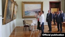 Аксёнаў і Мядзьведзеў наведалі Феадасійскую карцінную галерэю імя Івана Айвазоўскага, 23 траўня 2016 году