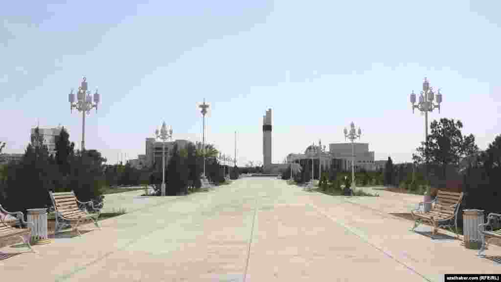 Balkanabat seýigähiniň merkezi ýoly, arkada kitaphana binasy. 6-njy maý, 2015.