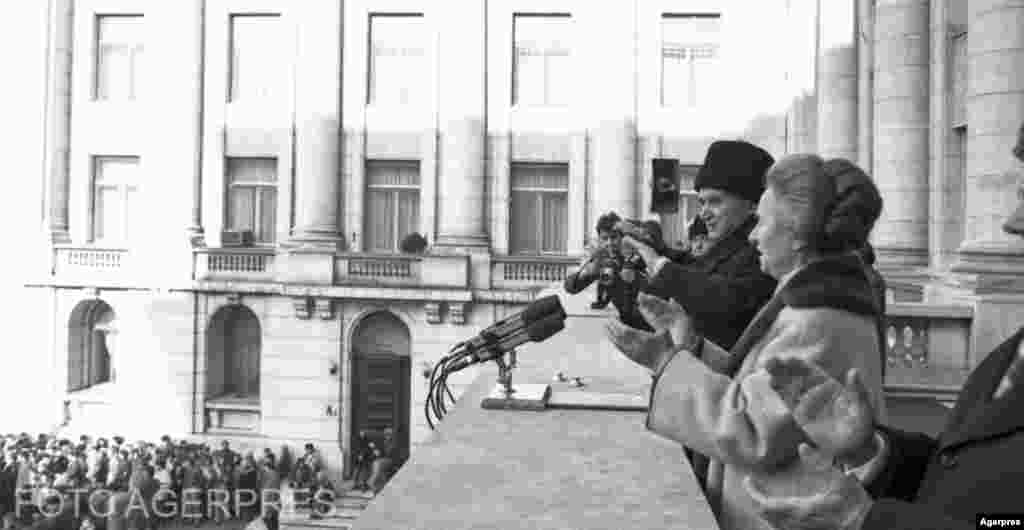 București, 21 decembrie 1989. Momentul în care Nicolae Ceaușescu este huiduit, iar transmisiunea TV urmează să se întrerupă. Era miezul zilei. Mărturiile adunate de procurori de-a lungul anilor atestă faptul că dispozitivul de apărare a lui Nicolae Ceaușescu a folosit un sunet de panică pentru a dispersa mulțimea devenită ostilă. Numai că numeroși manifestanți s-au repliat pe bdul Magheru, din imediata apropiere, iar lor li s-au adăugat alți bucureșteni.&nbsp;