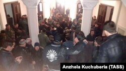 Протестующие в здании администрации президента Абхазии, Сухуми, 9 января 2020 г.