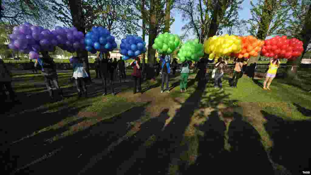 Activists prepare to release balloons during the &quot;Rainbow flashmob&quot; organized at Petrovsky Ostrov Park on International Day Against Homophobia in St. Petersburg on May 17. (ITAR-TASS)