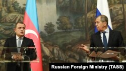 Министр иностранных дел России Сергей Лавров (справа) и глава МИД Азербайджана Джейхун Байрамов 