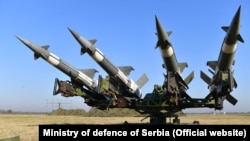 Sisteme rusești S-400, în timpul exercițiilor militare "Slavic Shield" din Serbia, octombrie 2019.