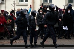 Милиция разгоняет мирную демонстрацию пенсионеров в Минске. 30 ноября