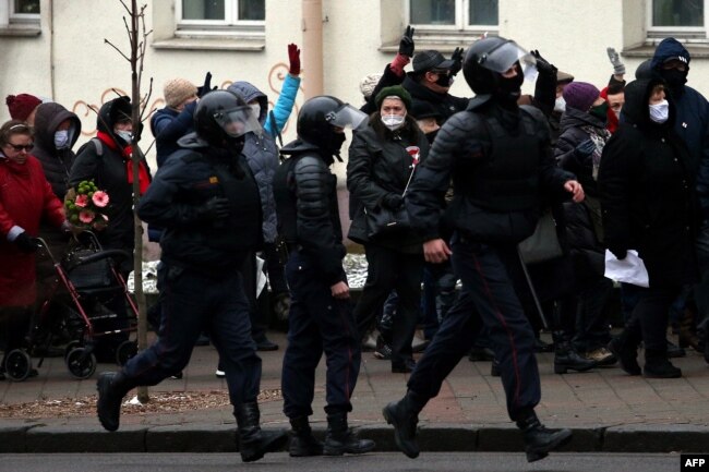 Милиция разгоняет мирную демонстрацию пенсионеров в Минске. 30 ноября