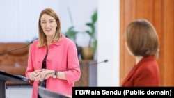 Președinta Parlamentului European, Roberta Metsola, și Președinta Republicii Moldova, Maia Sandu, în timpul conferinței lor de presă la Chișinău, pe 7 noiembrie 2025, într-o fotografie difuzată de Președinția moldoveană
