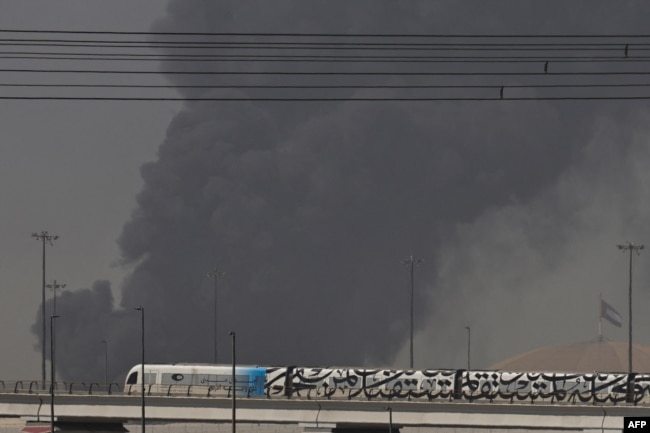 Tymi ngrihet mbi portin e Dubait pas sulmit iranian, 1 mars 2026.