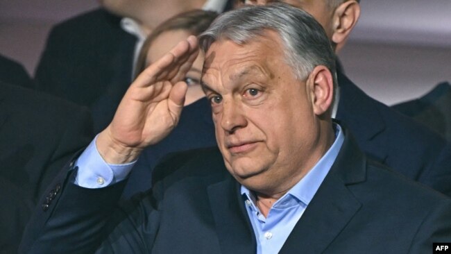 Viktor Orban Budapeştdə tərəfdarlarını salamlayır. 12 aprel 2026