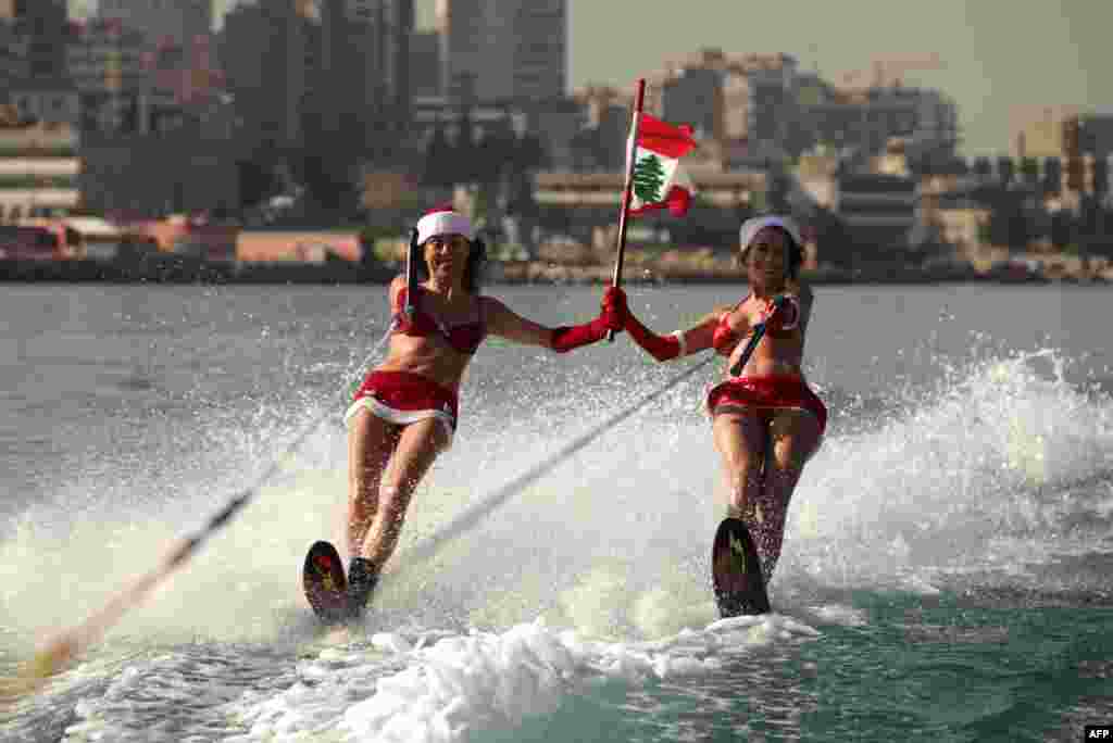 În costume de Santa Claus şi cu drapelul Libanului în mâini, la 20 km de Beirut. (AFP/Patrick Baz)