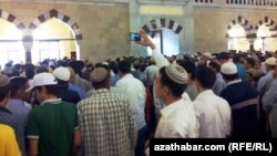 Aşgabadyň "Är-Togrulgazy" metjidinde oraza baýramy mynasybetli geçirilen baýramçylyk çärelerine gatnaşýan ýaşaýjylar.