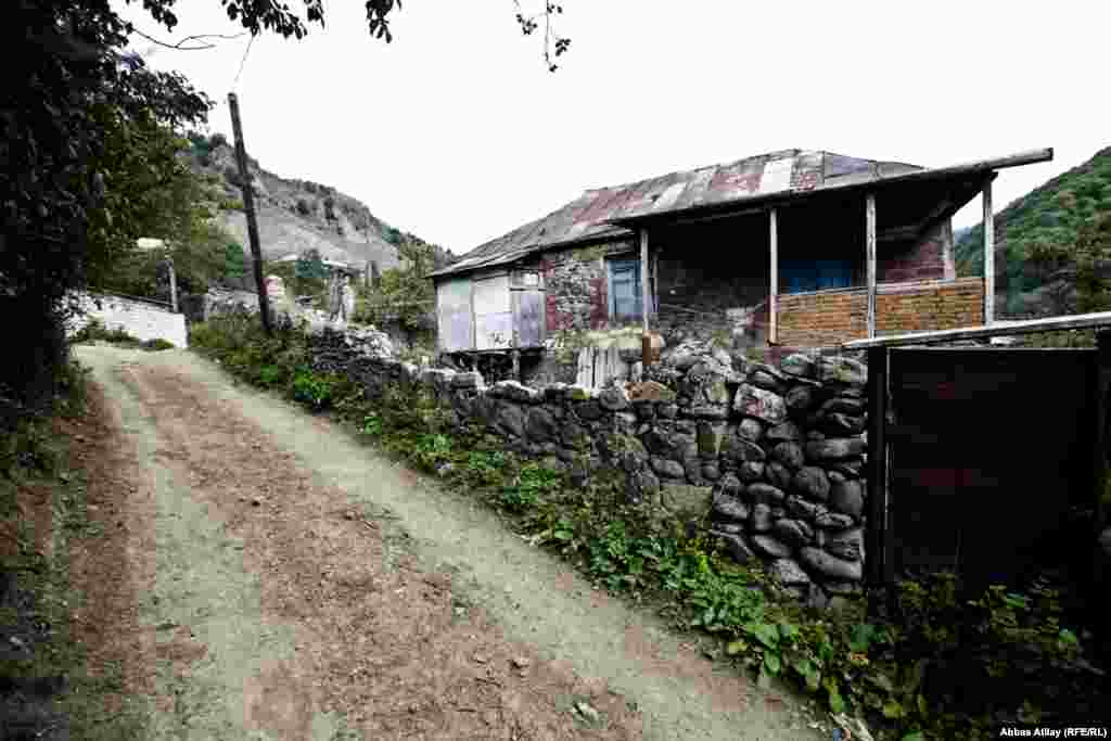 Kənd əhalisinin əsas qazanc mənbəyi maldarlıq və yay fəslində kəndə gələn turistlərlə etdikləri bazarlıqdır.