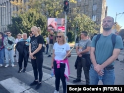 Dijana Hrka poartă un tricou cu mesajul „Mama împotriva mașinii”, la Belgrad, pe 2 noiembrie 2025