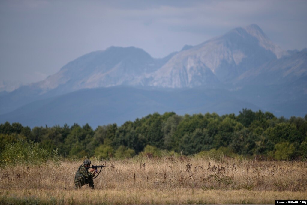 Një ushtar i NATO-s duke marrë në shenjë me pushkën e tij, gjatë ushtrimeve në Kosovë.