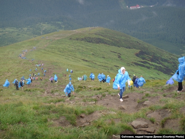 На Говерлу піднімається у десятки разів більше людей,аніж до великої війни