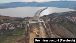 Imagine de pe lotul construit de Erbaşu, pe autostrada Transilvania.