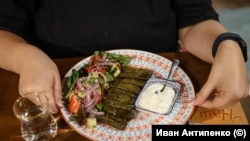 В семейството на Хайбуллаева сармите се приготвят по семейна рецепта, предавана от поколение на поколение. На снимката: начинът, по който ястието се поднася в нейния ресторант.