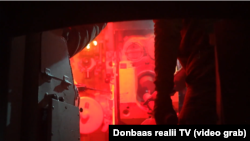 Артилерист 15-ї бригади НГУ «Кара-Даг» заряджає САУ «Гвоздика» на Куп’янському напрямку 