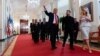 Predsjednik SAD Donald Trump, s ukrajinskim predsjednikom Volodimirom Zelenskim, šeficom protokola Bijele kuće Monikom Crouli, te liderima Velike Britanije, Francuske, Italije, Finske, NATO-a i Evrpske komisije u Bijeloj kući, 18. avgusta 2025. godine