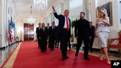 Predsjednik SAD Donald Trump, s ukrajinskim predsjednikom Volodimirom Zelenskim, šeficom protokola Bijele kuće Monikom Crouli, te liderima Velike Britanije, Francuske, Italije, Finske, NATO-a i Evrpske komisije u Bijeloj kući, 18. avgusta 2025. godine