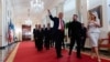 Президент США Трамп веде Білим домом президента України Зеленського, за ними йдуть очільники Британії, Франції, Німеччини, Італії, Фнляндії, а також генесек НАТО і президентка Єврокомісії. Вашингтон, 18 серпня 2025 року