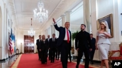 Donald Trump Volodimir Zelenszkijjel a Cross Hallban, mögöttük Keir Starmer, Emmanuel Macron, Friedrich Merz, Giorgia Meloni, Alexander Stubb, Mark Rutte és Ursula von der Leyen a Fehér Házban, 2025. augusztus 18-án