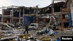 Depozite de alimente și băuturi distruse de noile lovituri rusești, fotografiate la Kiev în zorii zilei de 8 iulie. 