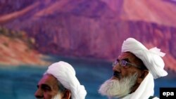 څو تنه قومي مشران د عبدالله عبدالله خبرو ته غوږ دي.
