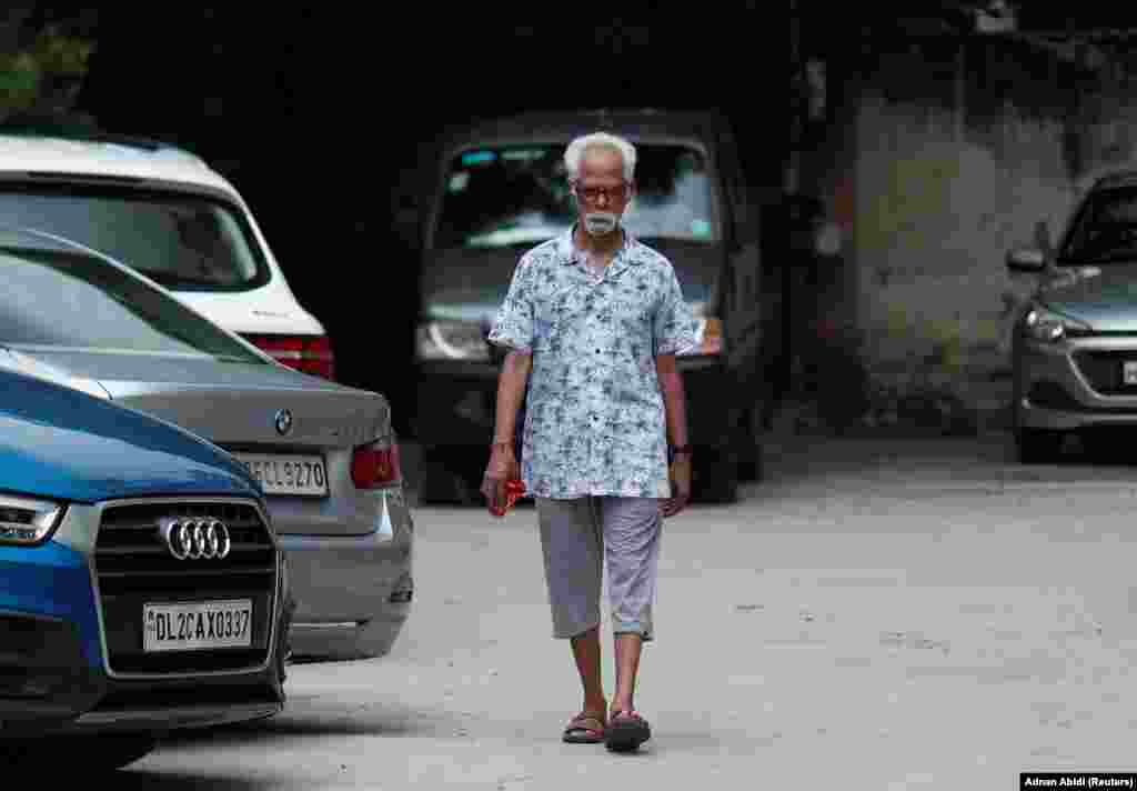 Ґопалан Балачандран, дядько по материнській лінії Камали Гарріс, іде до свого будинку в Нью-Делі