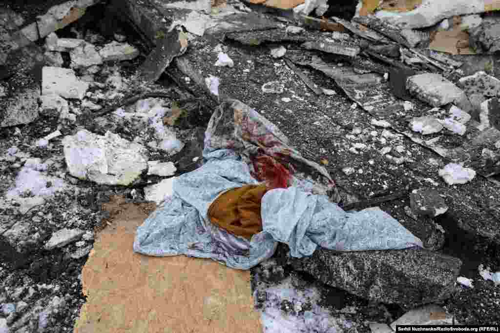 Уламки на місці атаки