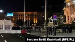 Pogled na "Ćacilend" u večeri nakon napda. Pojačano je prisustvo policije.