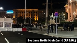 Policajci obezbeđuju jedan od prolaza u šatorsko naselje poznato kao "Ćacilened", koje su ispred Skupštine Srbije podigli podržavaoci vlasti. (oktobar 2025.)