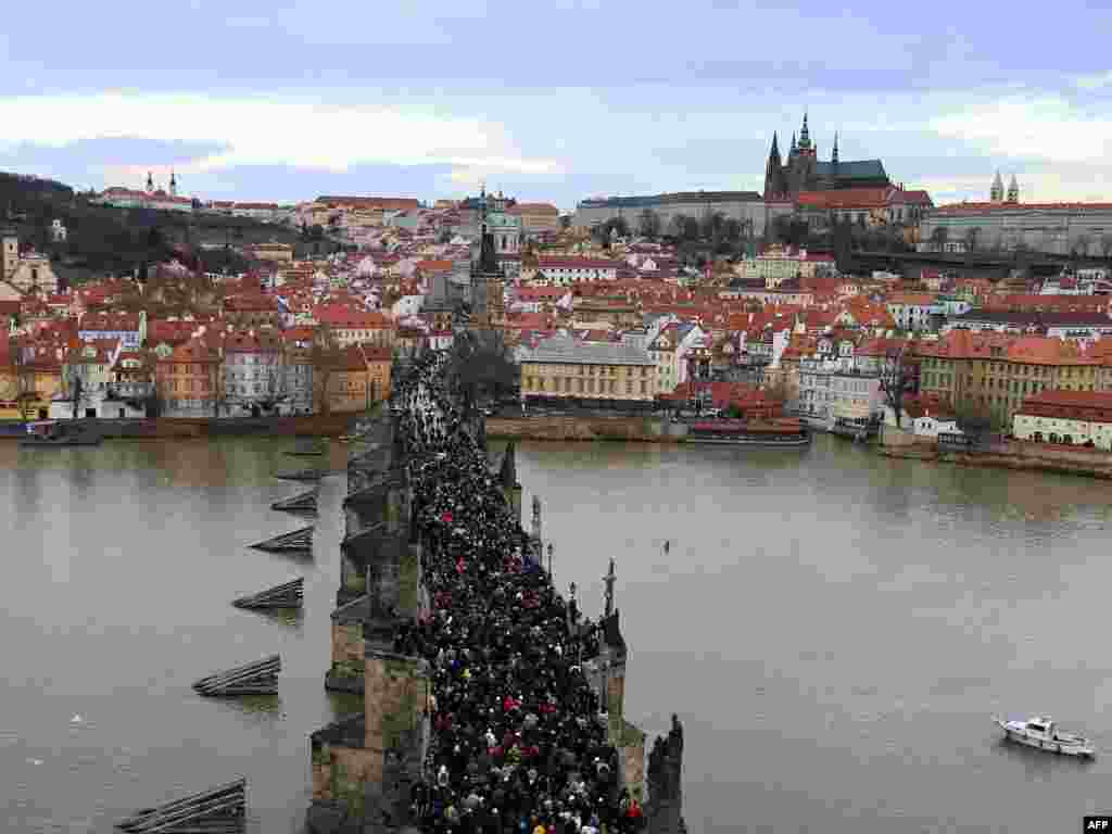 Czech Republic -- Mourners follow the hearse carrying the coffin of former Czech President Vaclav Havel across Charles Bridge on its way to Prague Castle, 21Dec2011