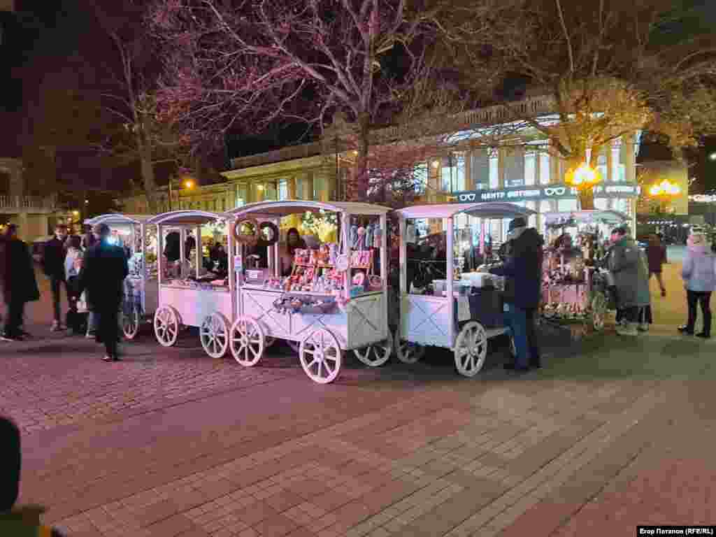 Новогодняя ярмарка сувениров напротив площади Ленина