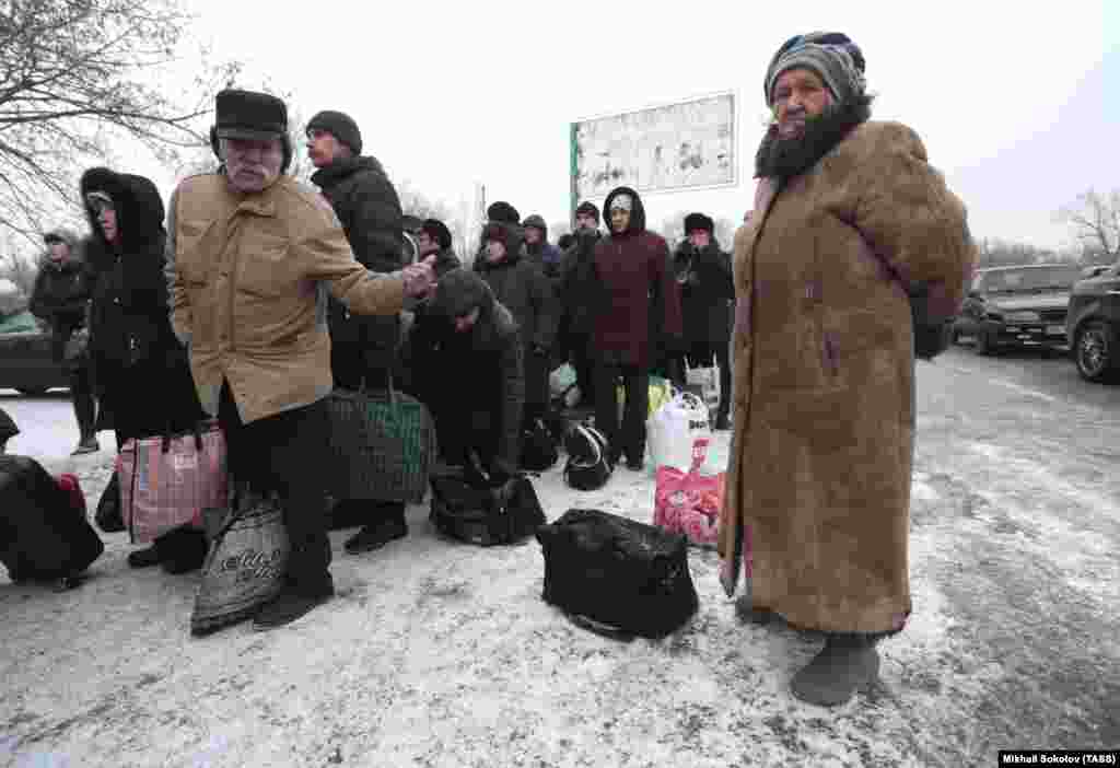 Черга людей в очікуванні реєстраціїна на КПП &laquo;Майорськ&raquo; з боку угруповання &laquo;ДНР&raquo;. Горлівка, 15 грудня 2016 року