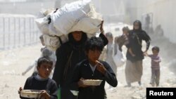 Біженці з Сирії перетинають кордон Туреччини в пункті пропуску Акчакале, 16 червня 2015 року. Це турецьке місто лежить через кордон навпроти сирійського Тель-Аб’яда