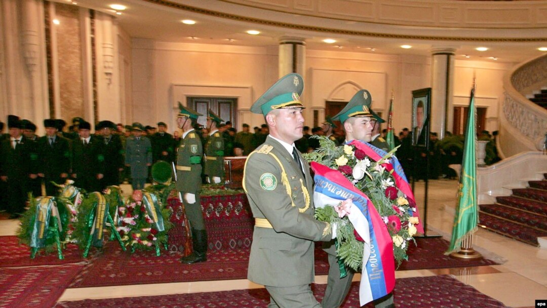 Официальная церемония прощания с президентом Туркменистана в его дворце в Ашхабаде