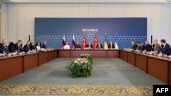 Украина жана Орусия делегацияларынын сүйлөшүүлөрү Түркиянын Стамбул шаарында өтүп келе жатат. Архив сүрөт. 2025-жылдын июнь айы. 