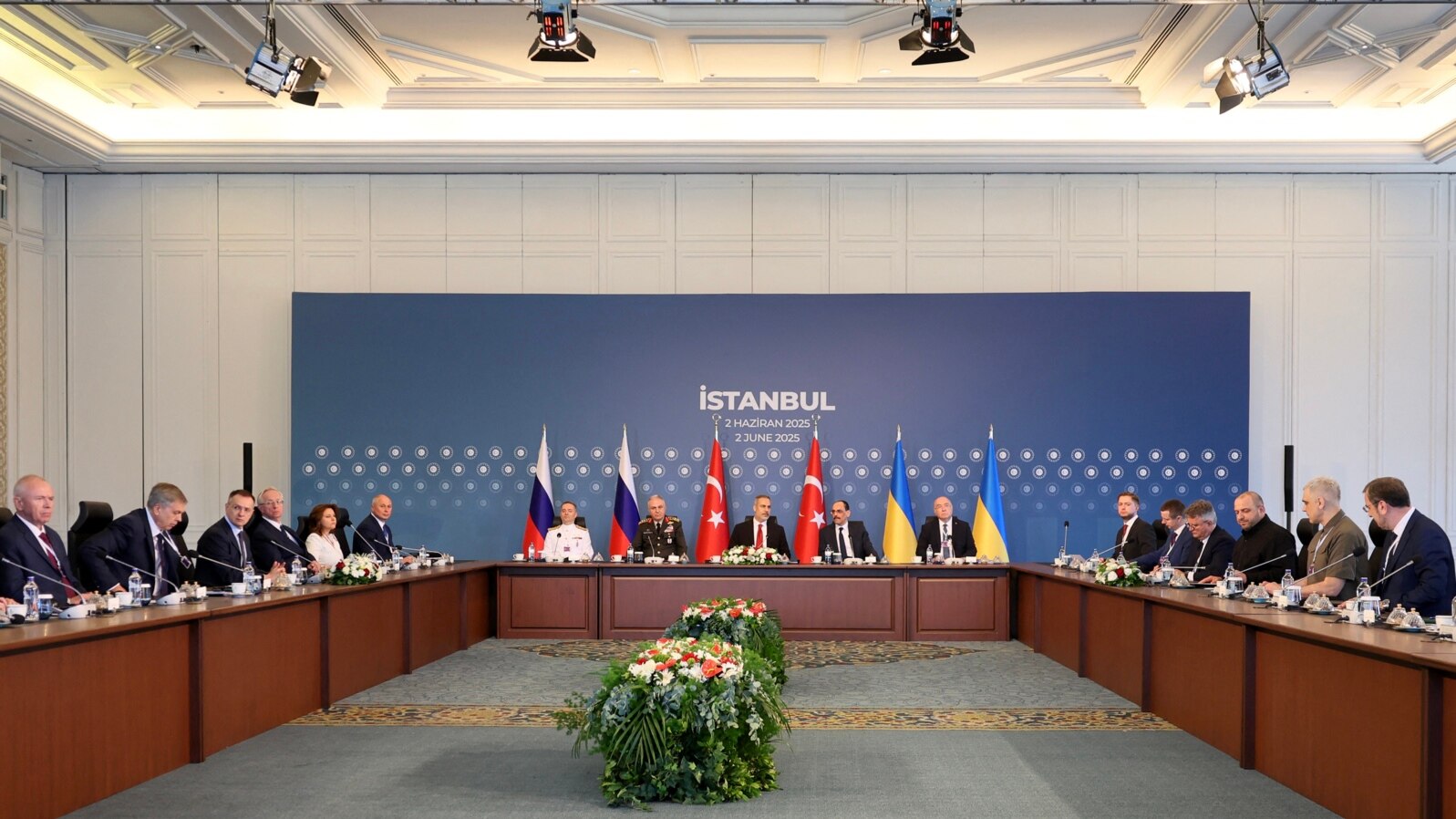 Membrii delegațiilor ucraineană (dreapta), rusă (stânga) și turcă (centru) participă la a doua rundă de negocieri, la Palatul Ciragan din Istanbul, pe 2 iunie 2025.