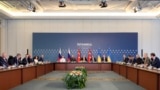 Membrii delegațiilor ucraineană (dreapta), rusă (stânga) și turcă (centru) participă la a doua rundă de negocieri, la Palatul Ciragan din Istanbul, pe 2 iunie 2025.