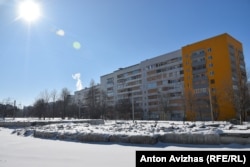 Північна Салтівка, вид на розібраний фундамент знищеного російським обстрілом будинку та відновлений після обстрілів будинок. Харків, лютий 2026