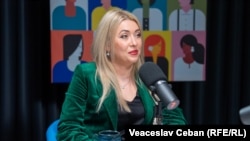 Psihologa Izabella Enii, în studioul Europei Libere, în timpul înregistrării podcastului Laboratorul Social