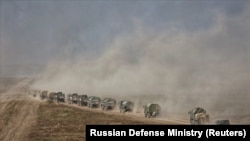 Российские военные грузовики во время учений «Запад-2021»