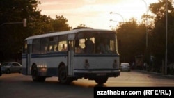 Türkmenistanyň köçeleriniň birinde awtobus.