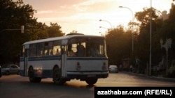 Türkmenistanda hereket edýän awtobuslaryň biri