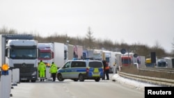 Trecerea de forntieră Breitenau, pe A17, intrarea în Germania din Cehia la începutul noilor restricții sanitare, 15 februarie 2021.
