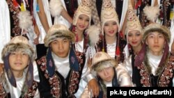 "Жаш кыял" бий тобунун мүчөлөрү